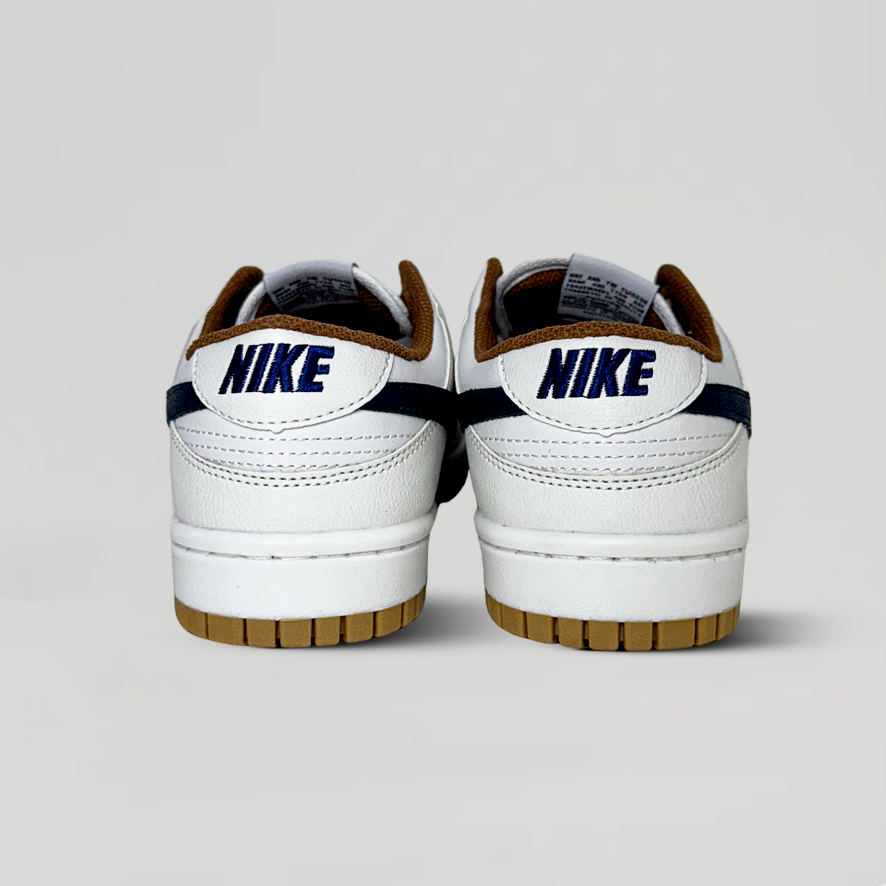 SB Dunk Low Pro - Branco/ Marinho