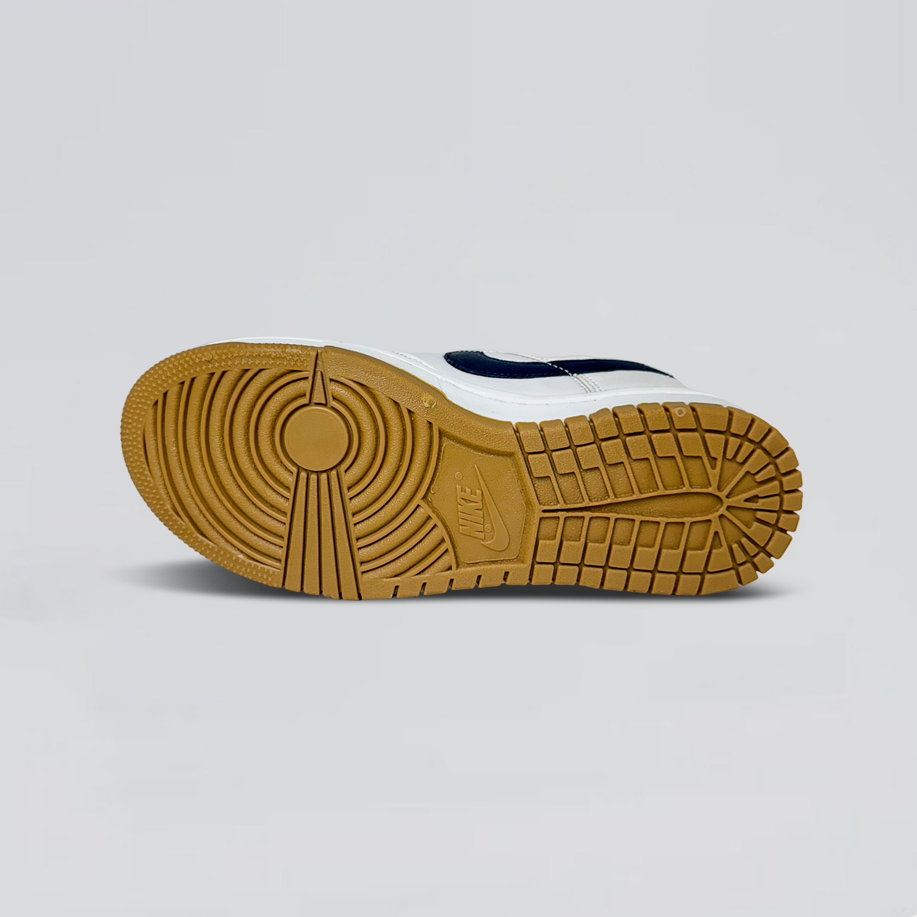 SB Dunk Low Pro - Branco/ Marinho
