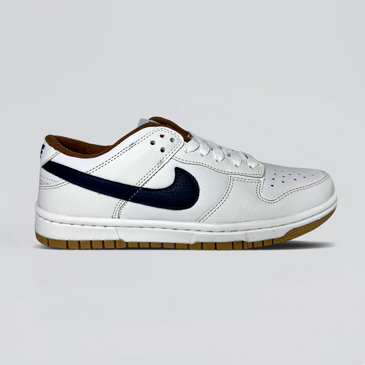 SB Dunk Low Pro - Branco/ Marinho